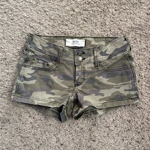 Hollister Women's Green Camouflage Shorts Size 0 W25